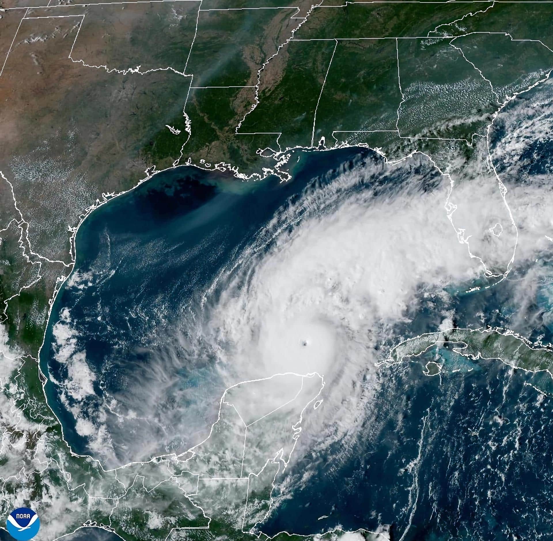 Fotografía satelital cedida este martes por la Oficina Nacional de Administración Oceánica y Atmosférica (NOAA) a través del Centro Nacional de Huracanes (NHC) estadounidense donde se muestra la localización del huracán Milton en el Golfo de México. EFE/NOAA-NHC /SOLO USO EDITORIAL /NO VENTAS /SOLO DISPONIBLE PARA ILUSTRAR LA NOTICIA QUE ACOMPAÑA /CRÉDITO OBLIGATORIO