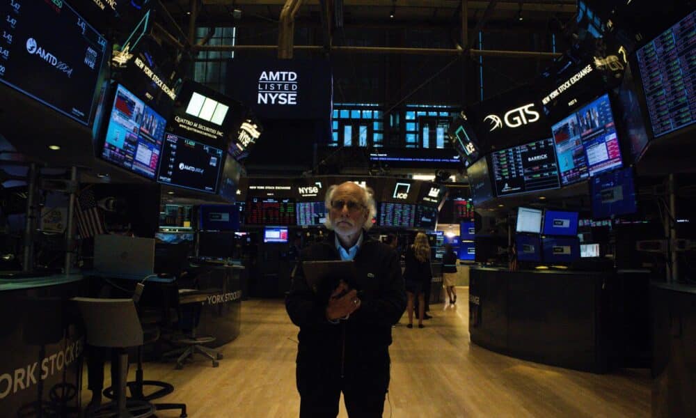 Un comerciante en el 'trading floor ' durante el cierre de la Bolsa de Valores de Nueva York, en Nueva York, EE. UU., el 5 de agosto de 2024.EFE/EPA/John Taggart