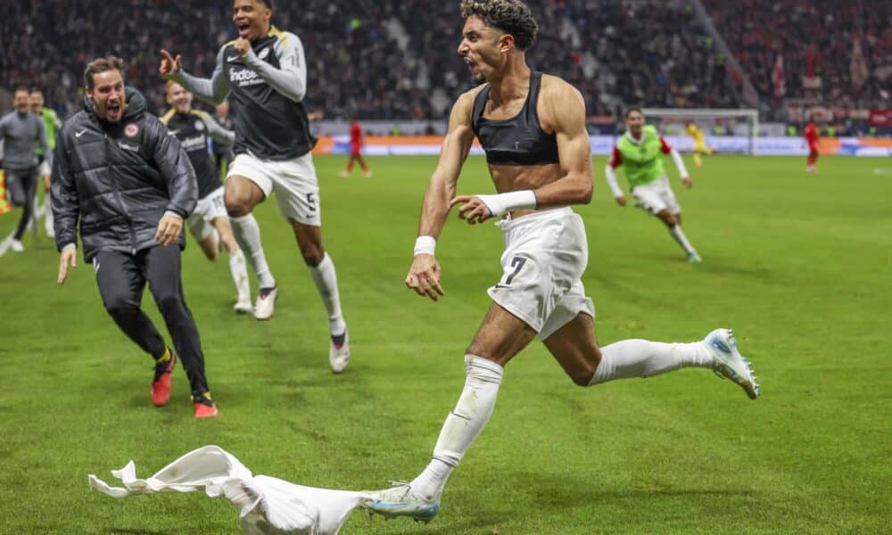 El delantero egipcio Omar Marmoush, del Eintracht de Frankfurt, celebra el 3-3 durante el partido de la Bundesliga que han jugado Eintracht Frankfurt y FC Bayern Munich en Frankfurt, Alemania. EFE/EPA/CHRISTOPHER NEUNDORF