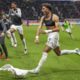 El delantero egipcio Omar Marmoush, del Eintracht de Frankfurt, celebra el 3-3 durante el partido de la Bundesliga que han jugado Eintracht Frankfurt y FC Bayern Munich en Frankfurt, Alemania. EFE/EPA/CHRISTOPHER NEUNDORF