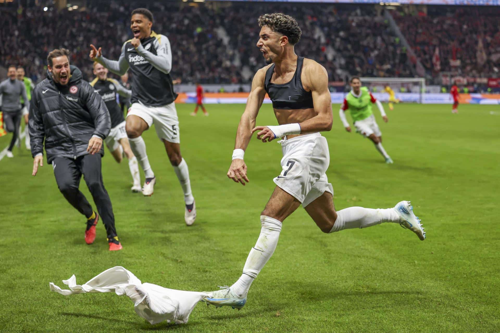 El delantero egipcio Omar Marmoush, del Eintracht de Frankfurt, celebra el 3-3 durante el partido de la Bundesliga que han jugado Eintracht Frankfurt y FC Bayern Munich en Frankfurt, Alemania. EFE/EPA/CHRISTOPHER NEUNDORF