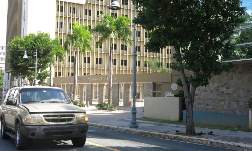 Imagen de un auto cruzando frente a la sede de la Autoridad de Energía Eléctrica de Puerto Rico, en San Juan. EFE/ Esther Alaejos