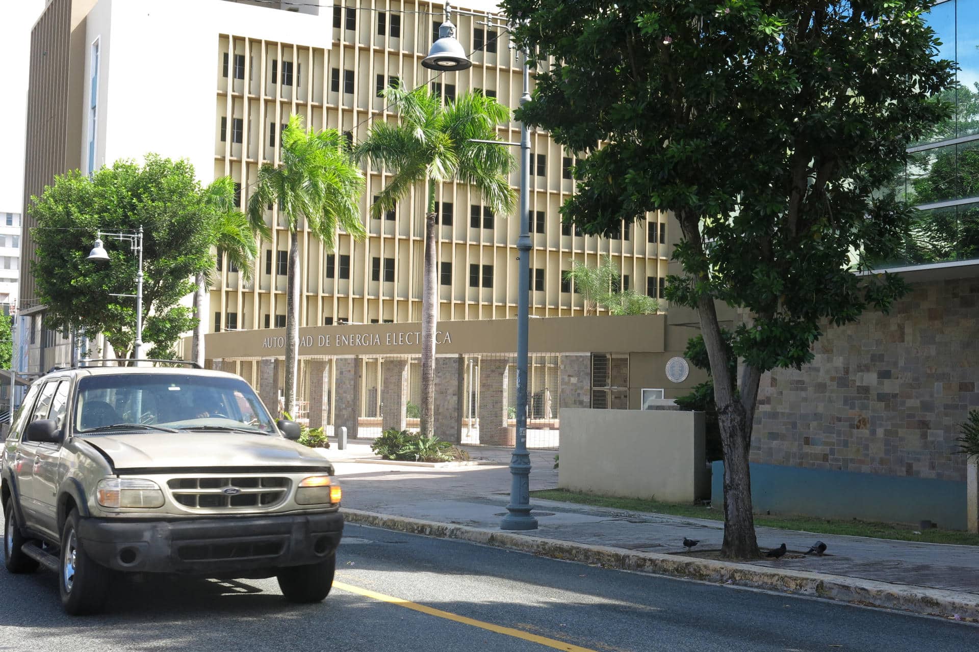 Imagen de un auto cruzando frente a la sede de la Autoridad de Energía Eléctrica de Puerto Rico, en San Juan. EFE/ Esther Alaejos