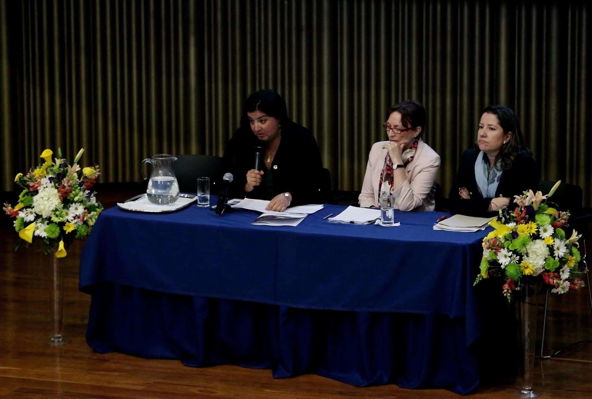 Fotografía de archivo de mayo de 2013 en donde se observa a Rossana Dudziak (i), entonces jefa de América Latina y el Caribe del Grupo de Crisis Prevención y Recuperación del PNUD. EFE/LEONARDO MUÑOZ