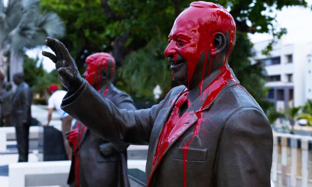 Fotografía de una estatua manchada de pintura, este martes en San Juan (Puerto Rico). EFE/ Thais Llorca