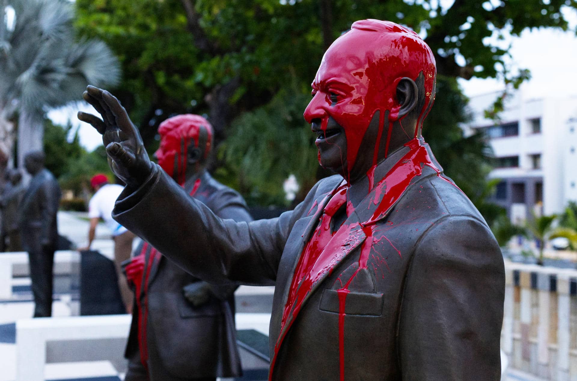 Fotografía de una estatua manchada de pintura, este martes en San Juan (Puerto Rico). EFE/ Thais Llorca