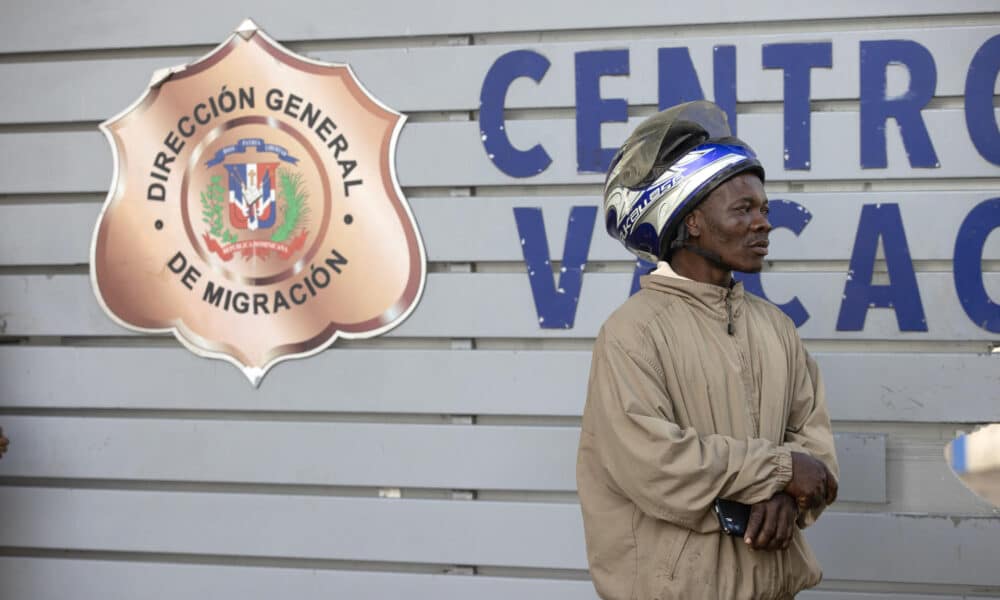 Un hombre haitiano llega a preguntar por familiares detenidos en el centro de recepción de migrantes este lunes en Haina (República Dominicana). EFE/Orlando Barría