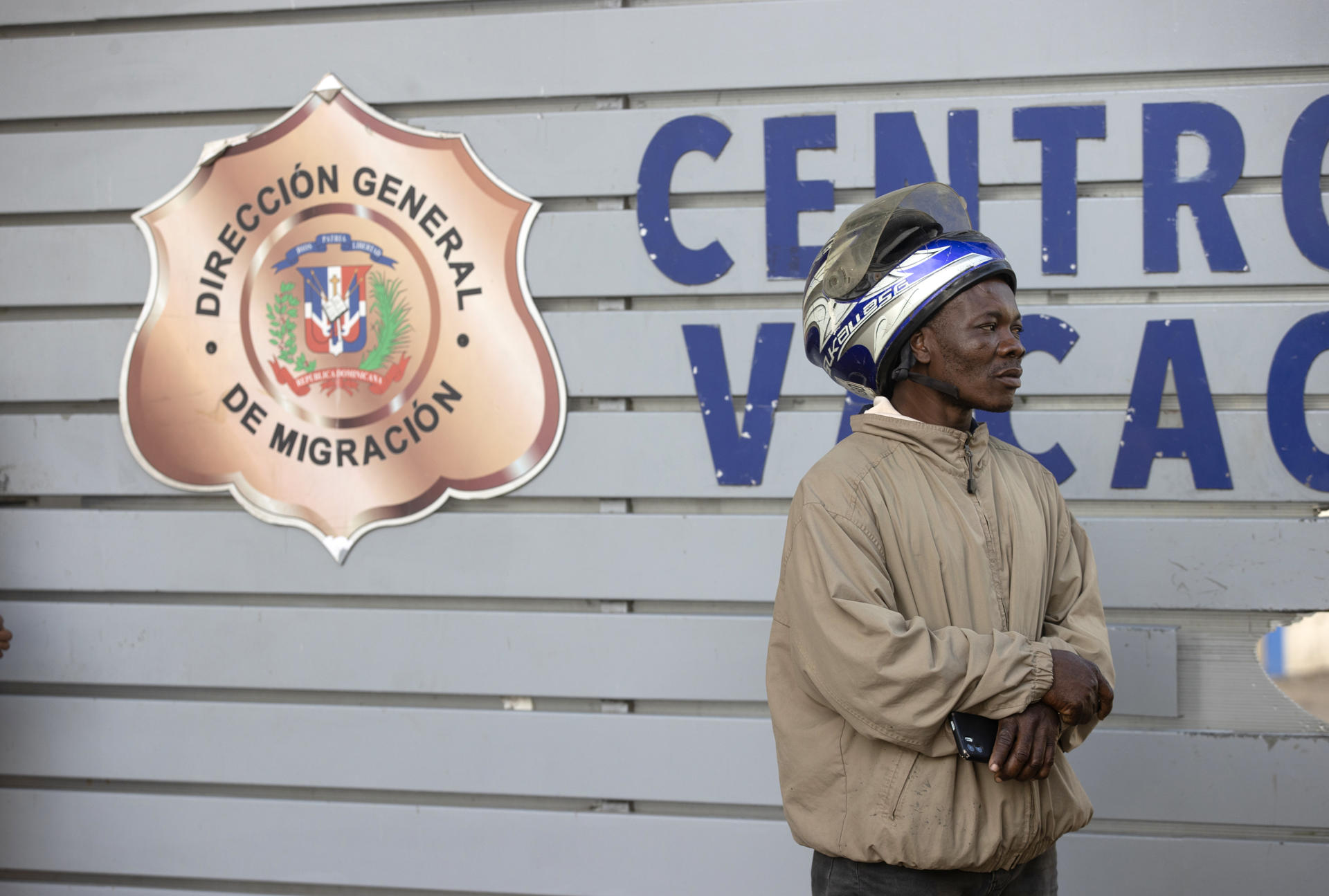 Un hombre haitiano llega a preguntar por familiares detenidos en el centro de recepción de migrantes este lunes en Haina (República Dominicana). EFE/Orlando Barría