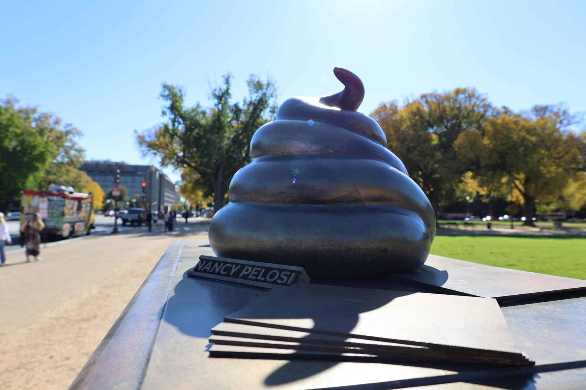 Fotografía de una figura en bronce de un escritorio con un excremento encima, instalado en el National Mall cerca del Capitolio, este jueves en Washington (EE. UU.). EFE/Octavio Guzmán