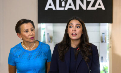 Las congresistas demócratas de Nueva York, Nydia M. Velázquez (i) y Alexandria Ocasio-Cortez hablan durante una rueda de prensa este miércoles, en San Juan (Puerto Rico). EFE/ Thais Llora