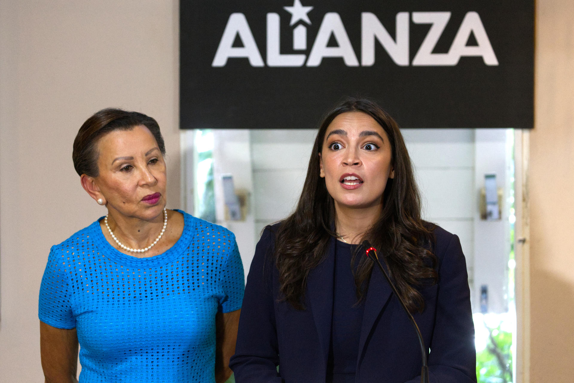 Las congresistas demócratas de Nueva York, Nydia M. Velázquez (i) y Alexandria Ocasio-Cortez hablan durante una rueda de prensa este miércoles, en San Juan (Puerto Rico). EFE/ Thais Llora