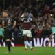 El delantero colombiano Jhon Duran del Aston Villa (C) celebra su gol durante el partido de la segunda jornada de la UEFA Champions League que han jugado Aston Villa y Bayern Munich en Birmingham, Reino Unido. EFE/EPA/NEIL HALL