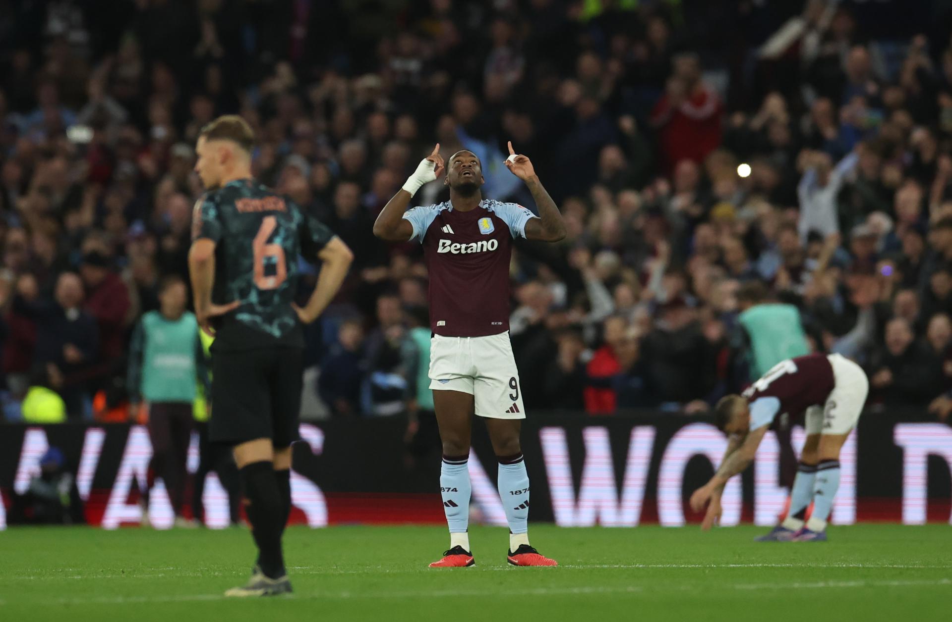 El delantero colombiano Jhon Duran del Aston Villa (C) celebra su gol durante el partido de la segunda jornada de la UEFA Champions League que han jugado Aston Villa y Bayern Munich en Birmingham, Reino Unido. EFE/EPA/NEIL HALL