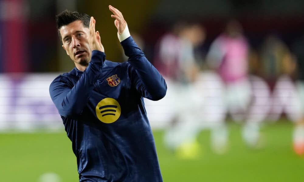 El delantero polaco del FC Barcelona, Robert Lewandowski, durante el calentamiento previo al encuentro correspondiente a la segunda jornada de la Liga de Campeones en el Estadio Olímpico Lluis Companys, en Barcelona. EFE / Alejandro García.