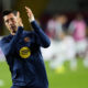 El delantero polaco del FC Barcelona, Robert Lewandowski, durante el calentamiento previo al encuentro correspondiente a la segunda jornada de la Liga de Campeones en el Estadio Olímpico Lluis Companys, en Barcelona. EFE / Alejandro García.