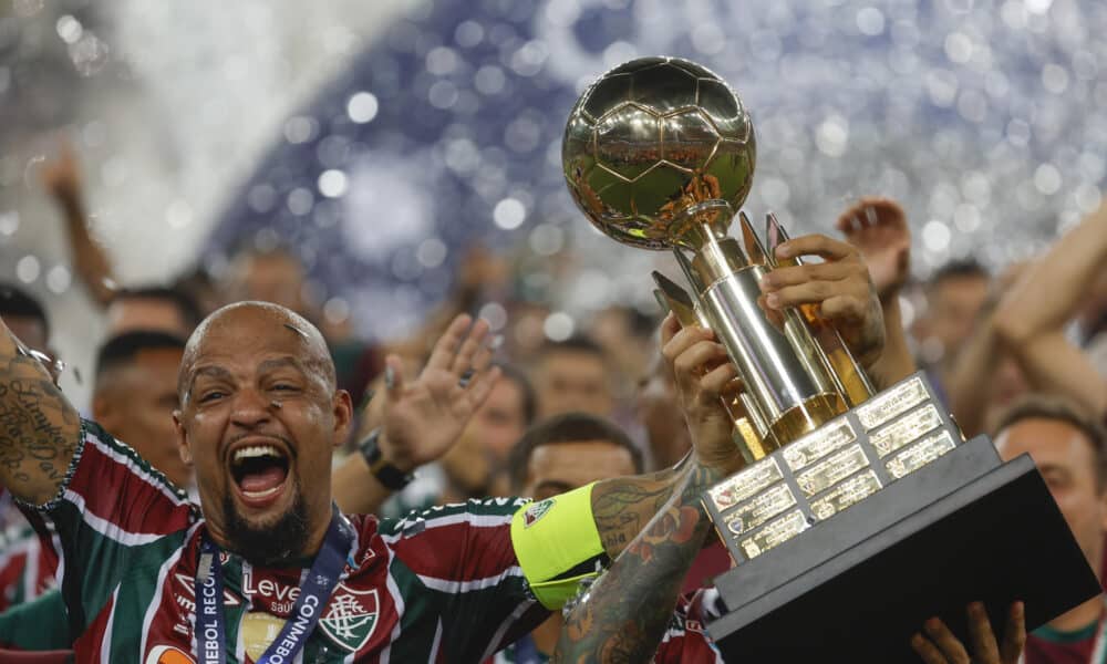 Fotografía de archivo de Felipe Melo de Fluminense con el trofeo de la Recopa Sudamericana. EFE/ Antonio Lacerda