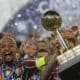 Fotografía de archivo de Felipe Melo de Fluminense con el trofeo de la Recopa Sudamericana. EFE/ Antonio Lacerda