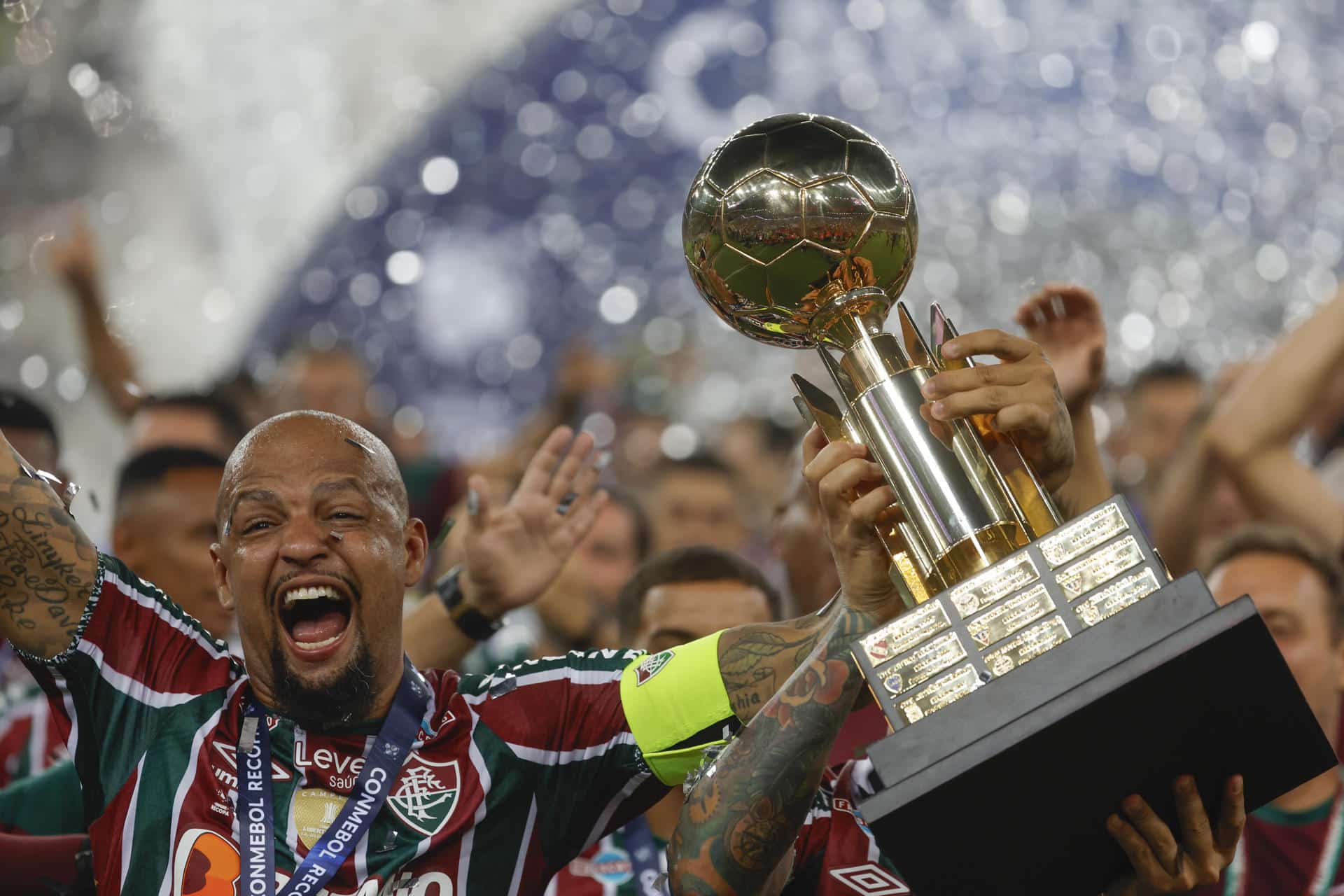 Fotografía de archivo de Felipe Melo de Fluminense con el trofeo de la Recopa Sudamericana. EFE/ Antonio Lacerda