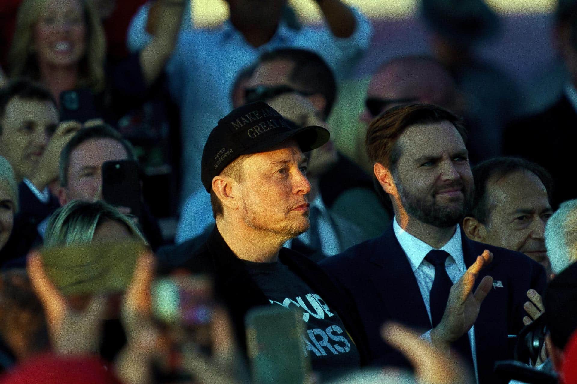 Fotografía de archivo del empresario Elon Musk en el Butler Farm Show, donde el expresidente de EE. UU. y candidato presidencial republicano Donald Trump habla en un mitin en Butler, Pennsylvania, EE. UU., el 5 de octubre de 2024. EFE/EPA/WILL OLIVER