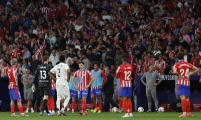 Jugadores del Atlético y del Real Madrid durante el parón en el partido de la LaLiga EA Sports que Atlético de Madrid y Real Madrid disputaron en el estadio Civitas Metropolitano. EFE/JJ Guillén