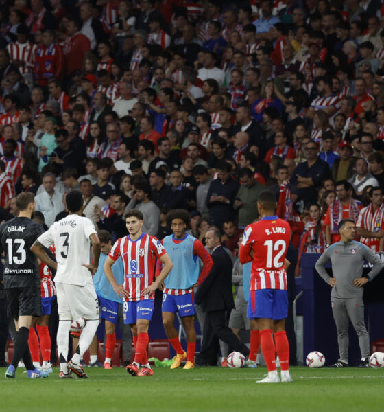 Jugadores del Atlético y del Real Madrid durante el parón en el partido de la LaLiga EA Sports que Atlético de Madrid y Real Madrid disputaron en el estadio Civitas Metropolitano. EFE/JJ Guillén