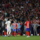 Jugadores del Atlético y del Real Madrid durante el parón en el partido de la LaLiga EA Sports que Atlético de Madrid y Real Madrid disputaron en el estadio Civitas Metropolitano. EFE/JJ Guillén