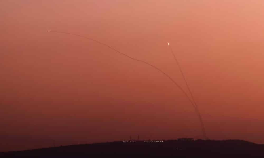 Fotografía de misiles del sistema de defensa aérea israelí Cúpula de Hierro disparados para interceptar proyectiles lanzados desde el sur del Líbano sobre Galilea, en el norte de Israel, el 14 de octubre de 2024. EFE/EPA/Atef Safadi