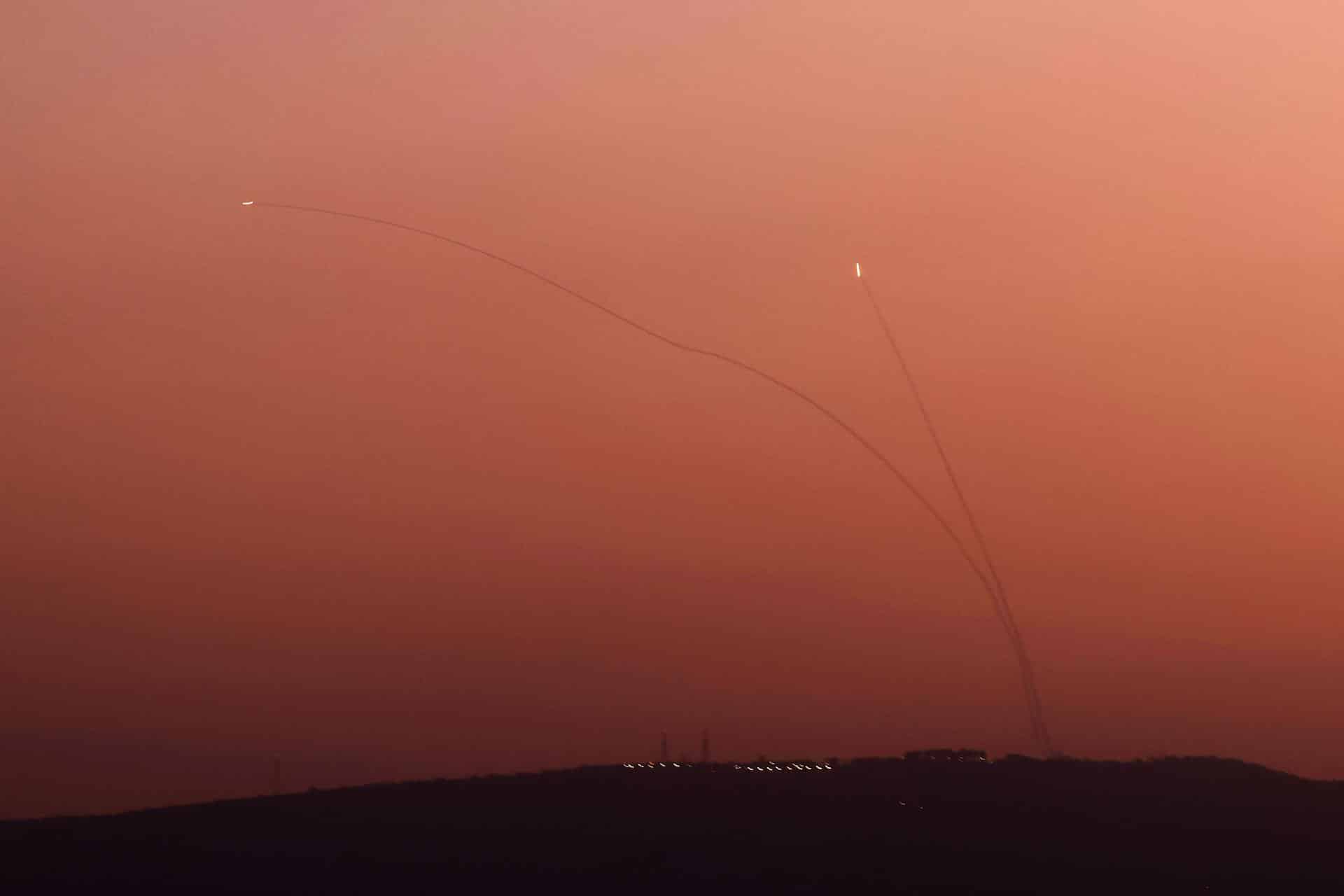 Fotografía de misiles del sistema de defensa aérea israelí Cúpula de Hierro disparados para interceptar proyectiles lanzados desde el sur del Líbano sobre Galilea, en el norte de Israel, el 14 de octubre de 2024. EFE/EPA/Atef Safadi