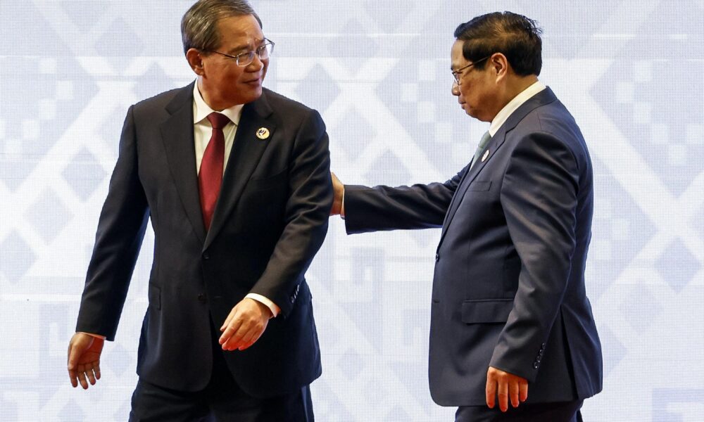 El primer ministro de China, Li Qiang (izquierda), junto al primer ministro de Vietnam, Pham Minh Chinh, durante la cumbre de líderes de la Asociación de Naciones del Sudeste Asiático (ASEAN), que se celebra en Laos.
EFE/EPA/RUNGROJ YONGRIT