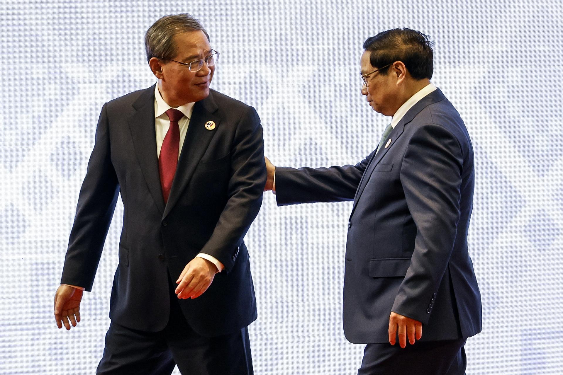 El primer ministro de China, Li Qiang (izquierda), junto al primer ministro de Vietnam, Pham Minh Chinh, durante la cumbre de líderes de la Asociación de Naciones del Sudeste Asiático (ASEAN), que se celebra en Laos.
EFE/EPA/RUNGROJ YONGRIT