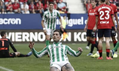 El delantero argentino del Betis Chimy Ávila celebra tras anotar durante el encuentro correspondiente a la décima jornada de LaLiga entre el Osasuna y el Betis en El Sadar, Pamplona, Navarra, este sábado. EFE/ Jesús Diges