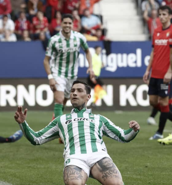 El delantero argentino del Betis Chimy Ávila celebra tras anotar durante el encuentro correspondiente a la décima jornada de LaLiga entre el Osasuna y el Betis en El Sadar, Pamplona, Navarra, este sábado. EFE/ Jesús Diges