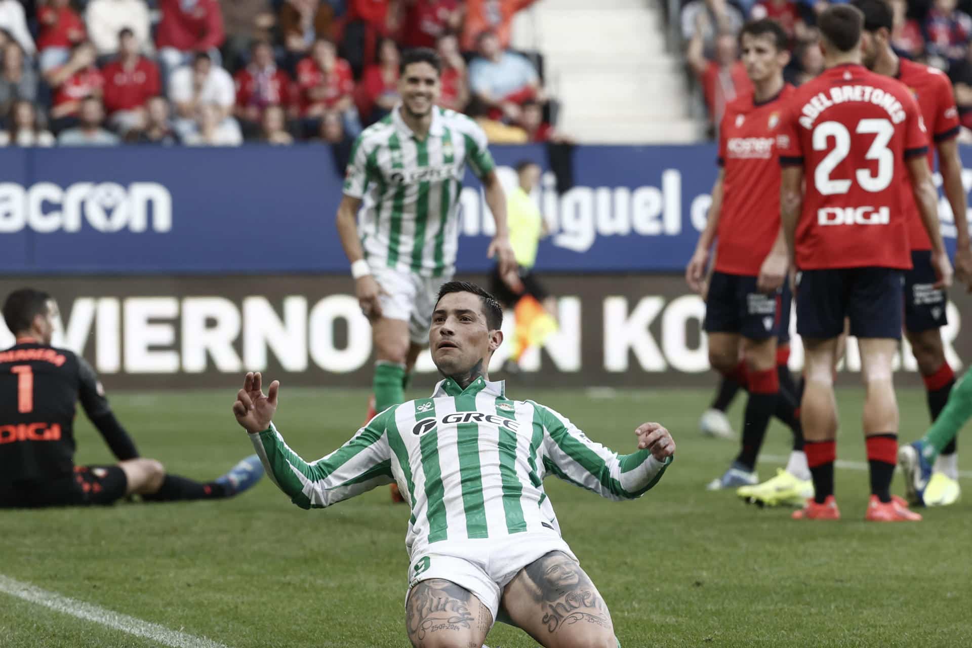 El delantero argentino del Betis Chimy Ávila celebra tras anotar durante el encuentro correspondiente a la décima jornada de LaLiga entre el Osasuna y el Betis en El Sadar, Pamplona, Navarra, este sábado. EFE/ Jesús Diges