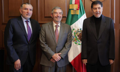 Fotografía cedida este martes por la Secretaría de Relaciones Exteriores (SRE), de su titular Juan Ramón de la Fuente (c), acompañado de los senadores Adán Augusto López (i) y del presidente del Senado, Gerardo Fernández Noroña (d), durante una comparecencia en la Cámara de Senadores en la Ciudad de México (México). EFE/Secretaría de Relaciones Exteriores/SOLO USO EDITORIAL/SOLO DISPONIBLE PARA ILUSTRAR LA NOTICIA QUE ACOMPAÑA (CRÉDITO OBLIGATORIO)