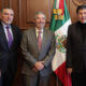 Fotografía cedida este martes por la Secretaría de Relaciones Exteriores (SRE), de su titular Juan Ramón de la Fuente (c), acompañado de los senadores Adán Augusto López (i) y del presidente del Senado, Gerardo Fernández Noroña (d), durante una comparecencia en la Cámara de Senadores en la Ciudad de México (México). EFE/Secretaría de Relaciones Exteriores/SOLO USO EDITORIAL/SOLO DISPONIBLE PARA ILUSTRAR LA NOTICIA QUE ACOMPAÑA (CRÉDITO OBLIGATORIO)