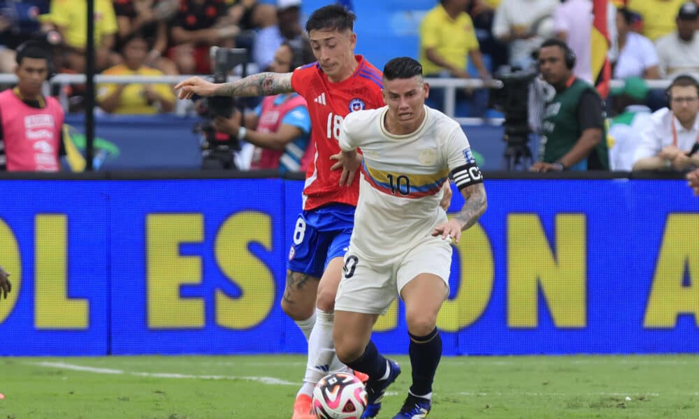 James Rodríguez (d) disputa el balón con el chileno Rodrigo Echeverría este martes, en un partido de las eliminatorias sudamericanas al Mundial de 2026, en el estadio Metropolitano de Barranquilla, Colombia. EFE/ Ricardo Maldonado Rozo