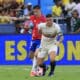 James Rodríguez (d) disputa el balón con el chileno Rodrigo Echeverría este martes, en un partido de las eliminatorias sudamericanas al Mundial de 2026, en el estadio Metropolitano de Barranquilla, Colombia. EFE/ Ricardo Maldonado Rozo