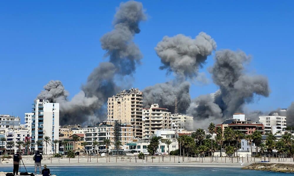 El humo se eleva tras un ataque israelí contra la ciudad de Tiro, Líbano, este miércoles. El Ejército israelí, Tsahal, emitió advertencias para evacuar partes de Tiro que afirmó eran sitios de Hezbolá en el sur del Líbano antes de los ataques aéreos. Tiro es Patrimonio de la Humanidad de la UNESCO y la quinta ciudad más grande de Líbano. EFE/ Str