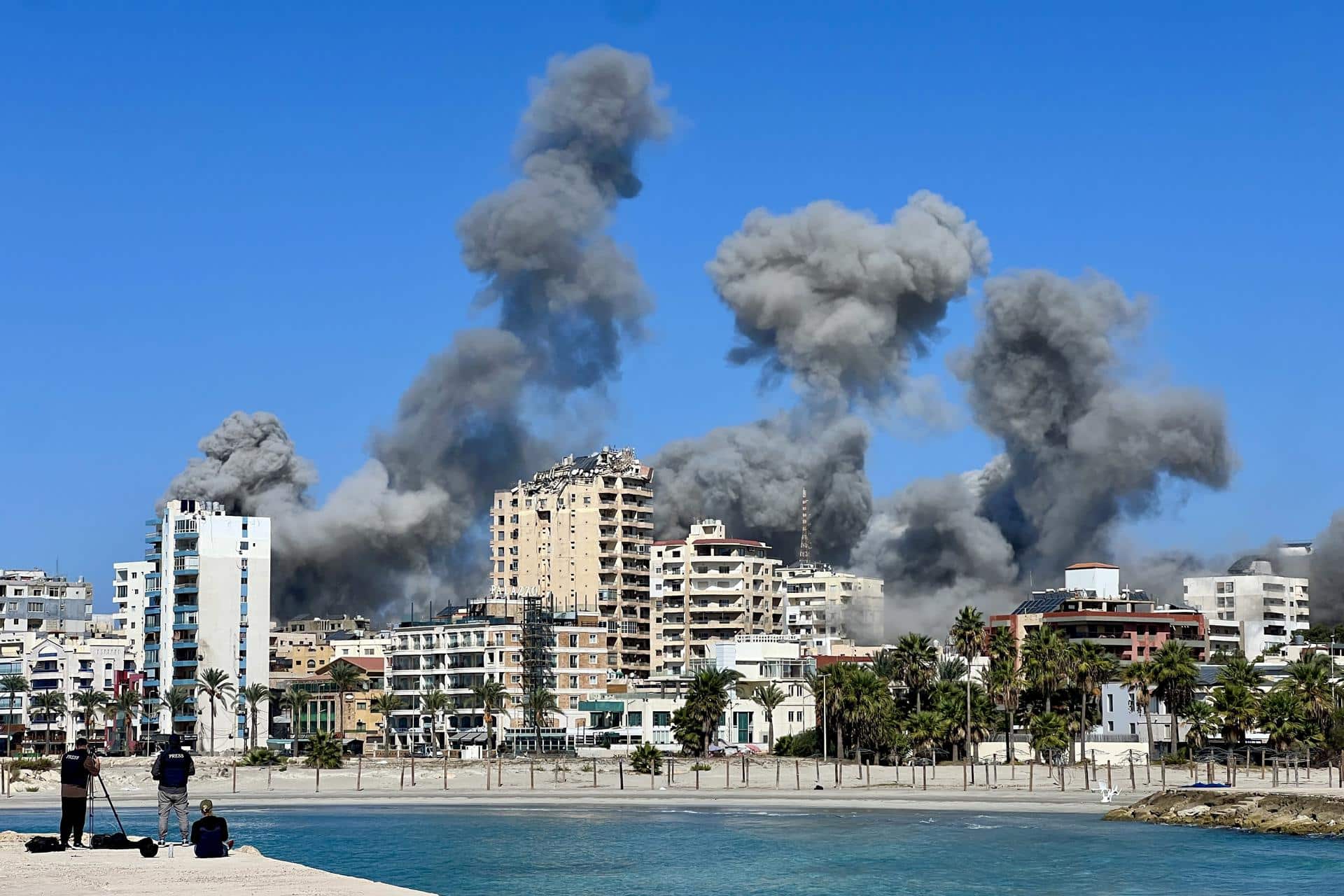 El humo se eleva tras un ataque israelí contra la ciudad de Tiro, Líbano, este miércoles. El Ejército israelí, Tsahal, emitió advertencias para evacuar partes de Tiro que afirmó eran sitios de Hezbolá en el sur del Líbano antes de los ataques aéreos. Tiro es Patrimonio de la Humanidad de la UNESCO y la quinta ciudad más grande de Líbano. EFE/ Str