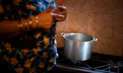 Imagen de archivo de una mujer cocinando en una cocina de gas. EFE/ Rayner Pena R