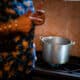 Imagen de archivo de una mujer cocinando en una cocina de gas. EFE/ Rayner Pena R