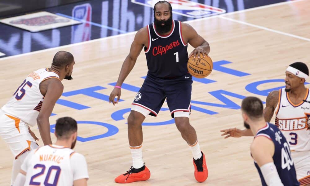 El escolta de Los Angeles Clippers James Harden (c) durante el partido que enfrentó a su equipo contra Phoenix Suns este jueves. EFE/EPA/ALLISON DINNER SHUTTERSTOCK OUT