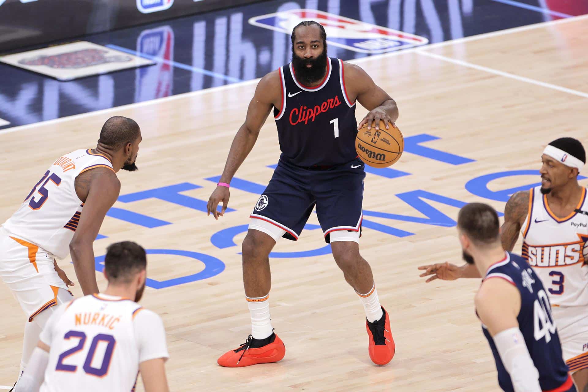 El escolta de Los Angeles Clippers James Harden (c) durante el partido que enfrentó a su equipo contra Phoenix Suns este jueves. EFE/EPA/ALLISON DINNER SHUTTERSTOCK OUT