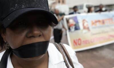 Fotografía de archivo de una persona participante de una protesta con cerca de un centenar de profesionales de la prensa que exigieron el cese de las agresiones a periodistas, en Santo Domingo (República Dominicana).EFE/Orlando Barría