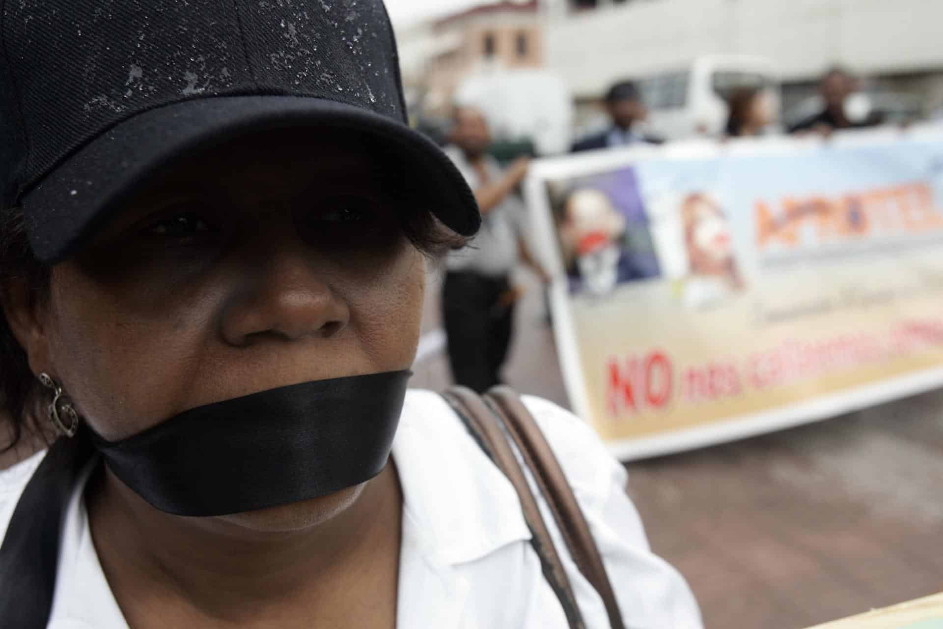 Fotografía de archivo de una persona participante de una protesta con cerca de un centenar de profesionales de la prensa que exigieron el cese de las agresiones a periodistas, en Santo Domingo (República Dominicana).EFE/Orlando Barría