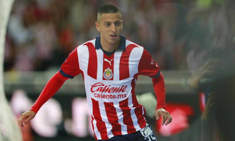 Roberto Alvarado (i) del Guadalajara celebra un gol durante un partido en el estadio Akron en la ciudad de Guadalajara, Jalisco (México). EFE/ Francisco Guasco