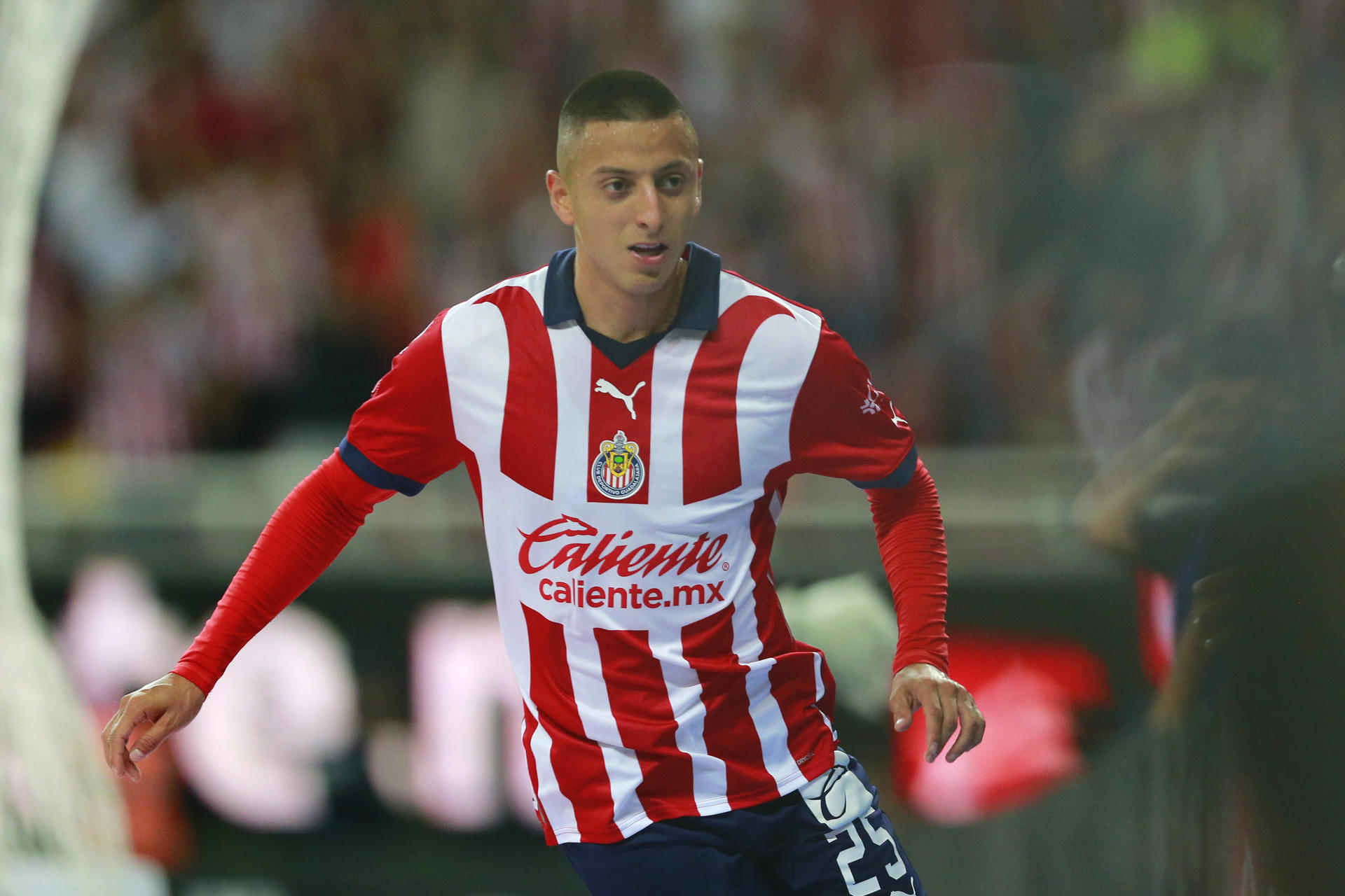 Roberto Alvarado (i) del Guadalajara celebra un gol durante un partido en el estadio Akron en la ciudad de Guadalajara, Jalisco (México). EFE/ Francisco Guasco