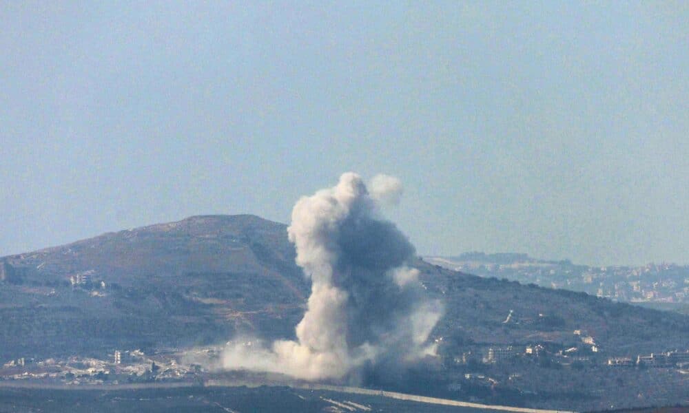 Columnas de humo como resultado de los combates en curso entre Israel y Hezbolá en la aldea de Odaisseh, en el sur del Líbano, en la frontera con Israel, vistas desde el lado israelí de la frontera, en el norte de Israel, el 16 de octubre de 2024. Las fuerzas israelíes continúan atacando la infraestructura de Hezbolá en el sur del Líbano en medio de la escalada del actual conflicto entre Israel y Hezbolá. (Líbano, Hizbulá/Hezbolá) EFE/EPA/ATEF SAFADI