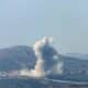 Columnas de humo como resultado de los combates en curso entre Israel y Hezbolá en la aldea de Odaisseh, en el sur del Líbano, en la frontera con Israel, vistas desde el lado israelí de la frontera, en el norte de Israel, el 16 de octubre de 2024. Las fuerzas israelíes continúan atacando la infraestructura de Hezbolá en el sur del Líbano en medio de la escalada del actual conflicto entre Israel y Hezbolá. (Líbano, Hizbulá/Hezbolá) EFE/EPA/ATEF SAFADI