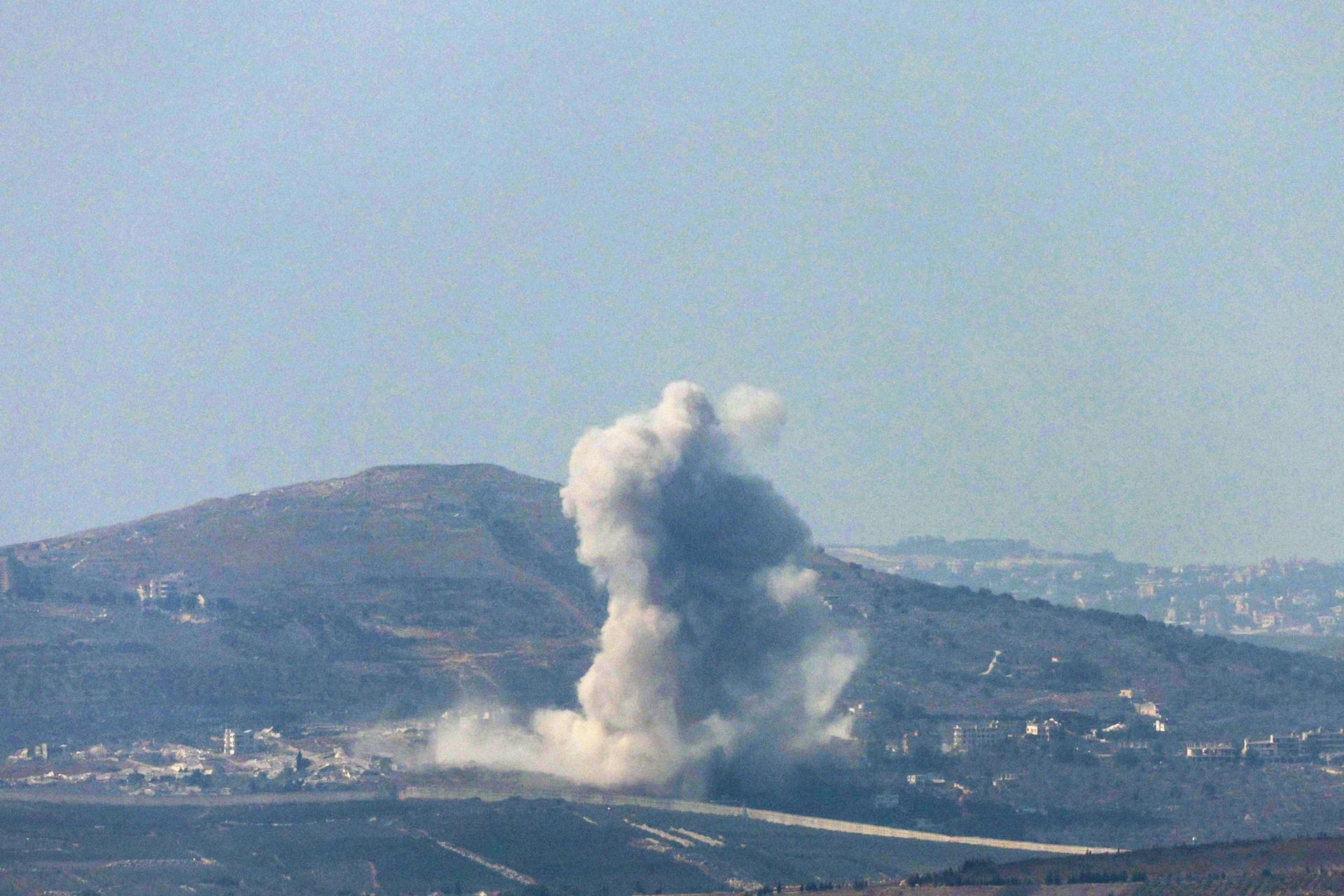 Columnas de humo como resultado de los combates en curso entre Israel y Hezbolá en la aldea de Odaisseh, en el sur del Líbano, en la frontera con Israel, vistas desde el lado israelí de la frontera, en el norte de Israel, el 16 de octubre de 2024. Las fuerzas israelíes continúan atacando la infraestructura de Hezbolá en el sur del Líbano en medio de la escalada del actual conflicto entre Israel y Hezbolá. (Líbano, Hizbulá/Hezbolá) EFE/EPA/ATEF SAFADI